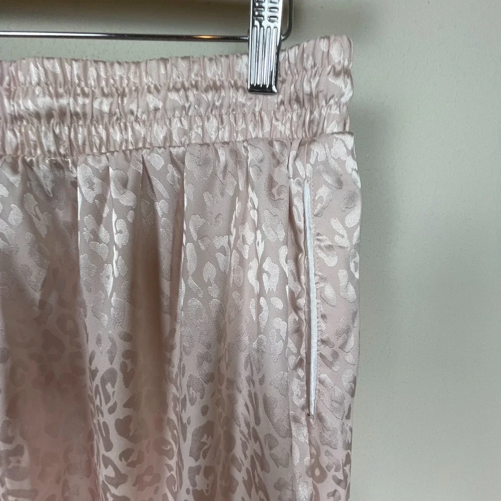BCBG MaxAzria Satin Pajama Set Size L Pale Pink Leopard Print Monotone Luxe‎